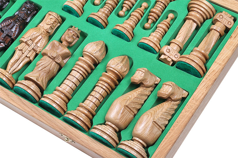 Großes Eichenschach mit geschnitzten Figuren aus Holz - 65 × 65 cm - Großes Eichenschach mit geschnitzten Figuren aus Holz - 65 × 65 cm