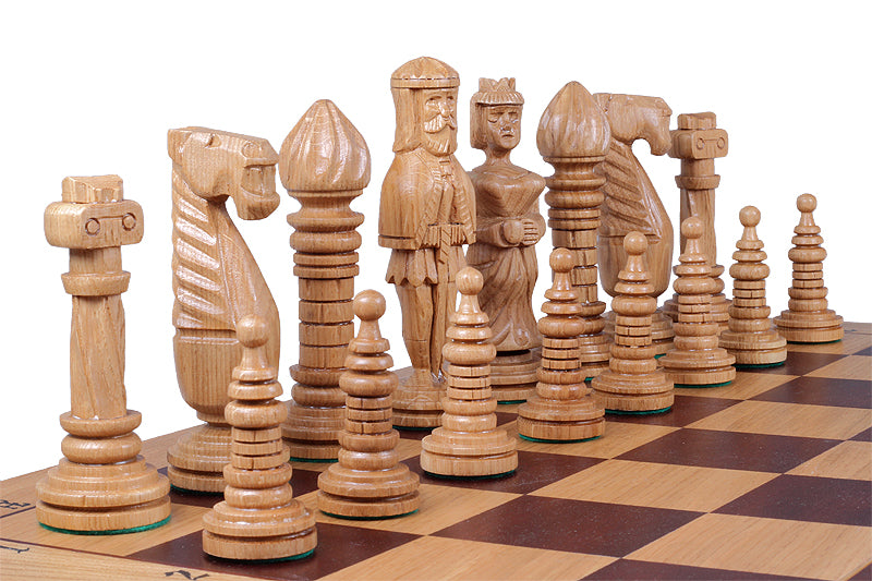 Großes Eichenschach mit geschnitzten Figuren aus Holz - 65 × 65 cm - Großes Eichenschach mit geschnitzten Figuren aus Holz - 65 × 65 cm