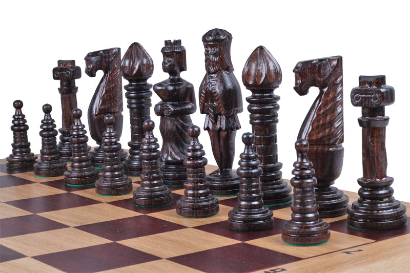 Großes Eichenschach mit geschnitzten Figuren aus Holz - 65 × 65 cm - Großes Eichenschach mit geschnitzten Figuren aus Holz - 65 × 65 cm