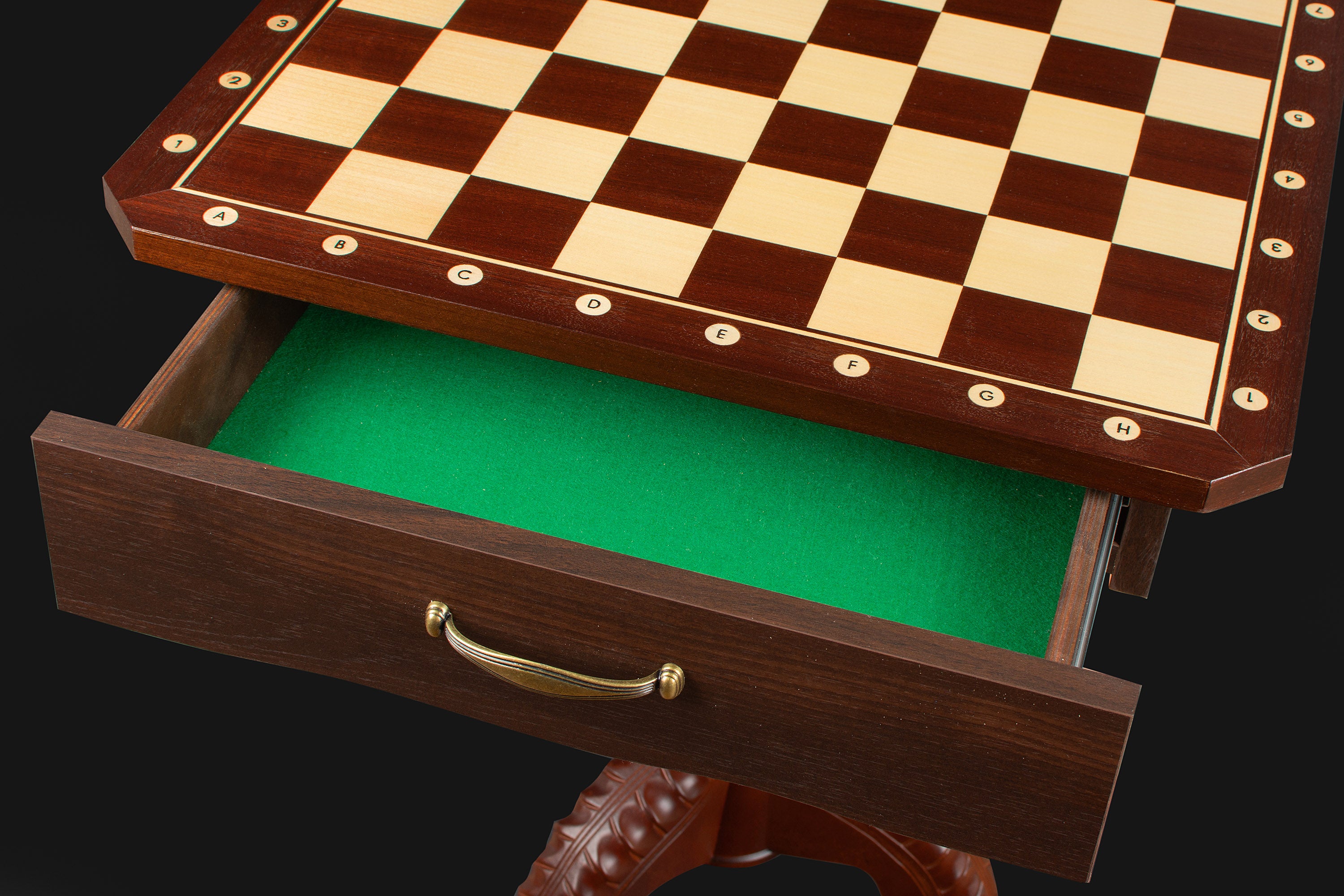 Table d'échecs en bois foncé avec un plateau carrré avec les coordonnées, sans pièces d'échecs - Table d'échecs en bois foncé avec un plateau carrré avec les coordonnées, sans pièces d'échecs