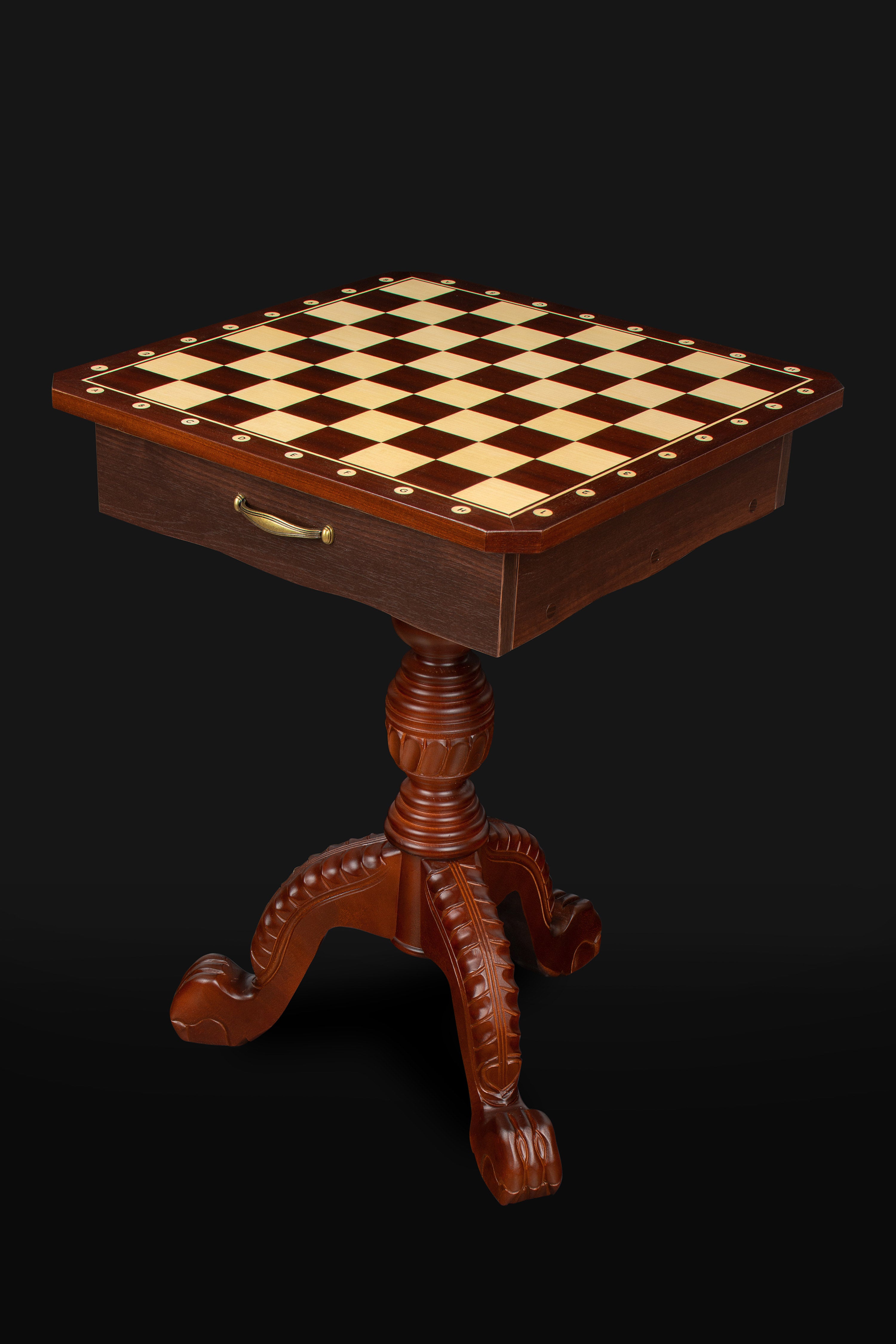 Table d'échecs en bois foncé avec un plateau carrré avec les coordonnées, sans pièces d'échecs - Table d'échecs en bois foncé avec un plateau carrré avec les coordonnées, sans pièces d'échecs