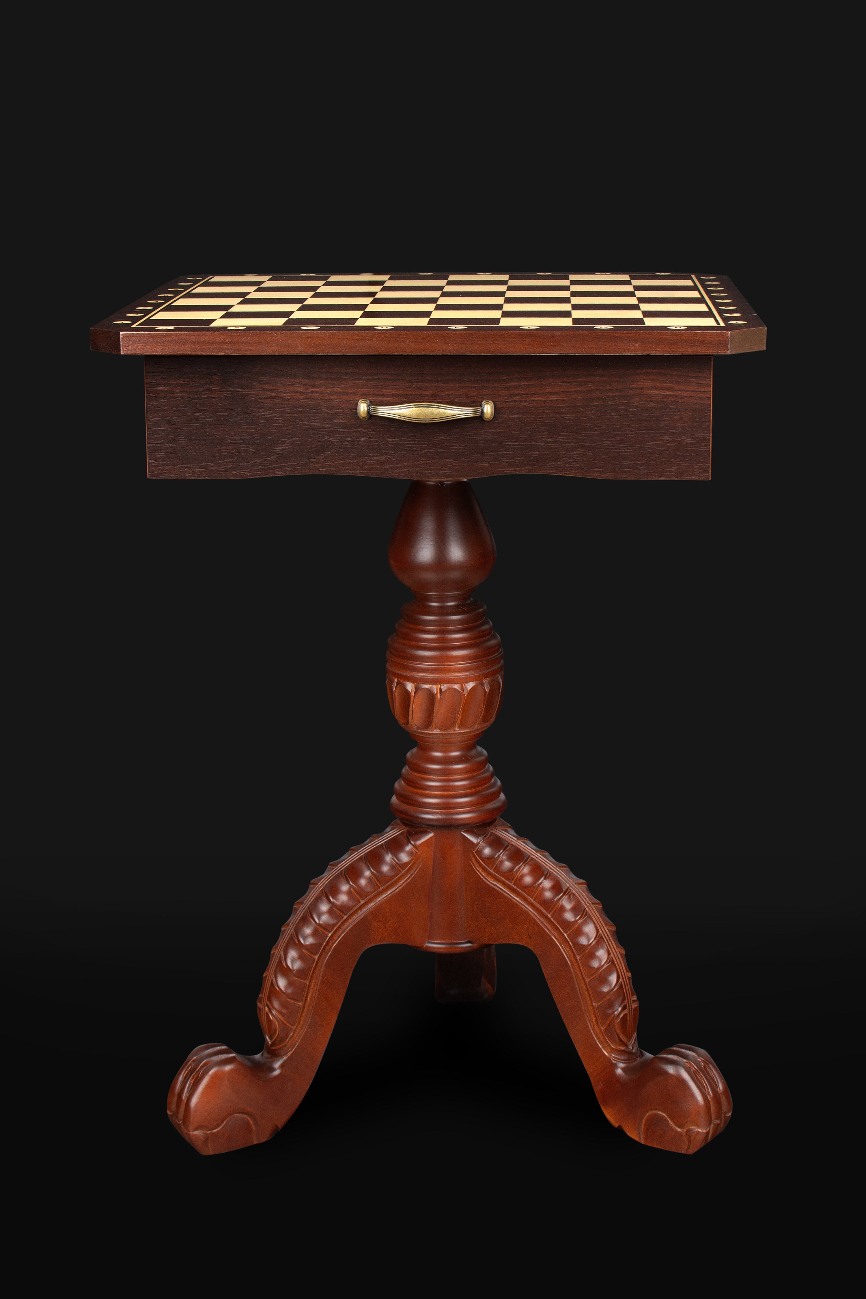 Table d'échecs en bois foncé avec un plateau carrré avec les coordonnées, sans pièces d'échecs - Table d'échecs en bois foncé avec un plateau carrré avec les coordonnées, sans pièces d'échecs