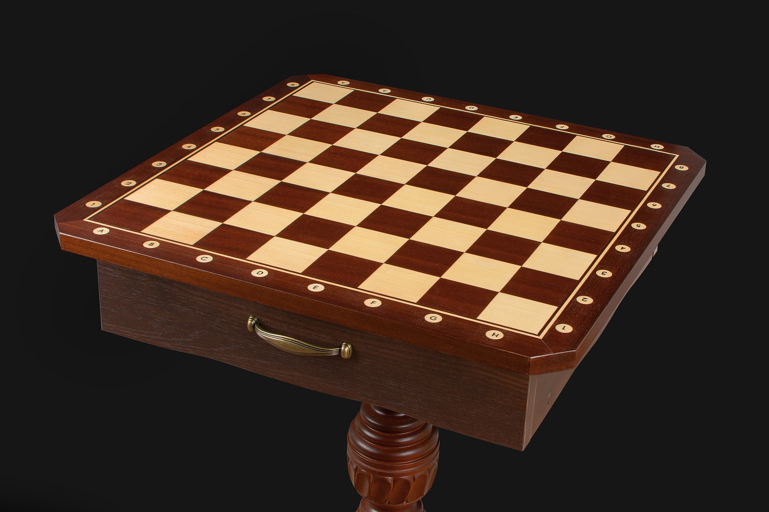 Table d'échecs en bois foncé avec un plateau carrré avec les coordonnées, sans pièces d'échecs - Table d'échecs en bois foncé avec un plateau carrré avec les coordonnées, sans pièces d'échecs