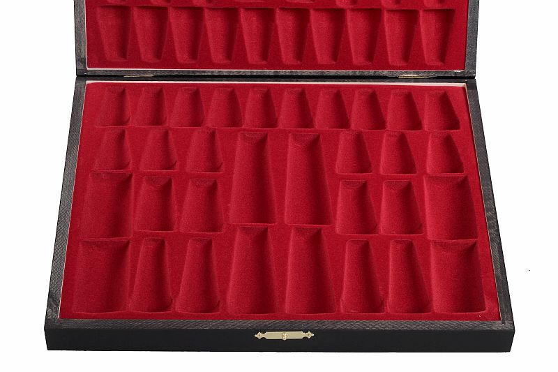 Eleganckie figury szachowe w czarnej drewnianej kasetce - Eleganckie figury szachowe w czarnej drewnianej kasetce