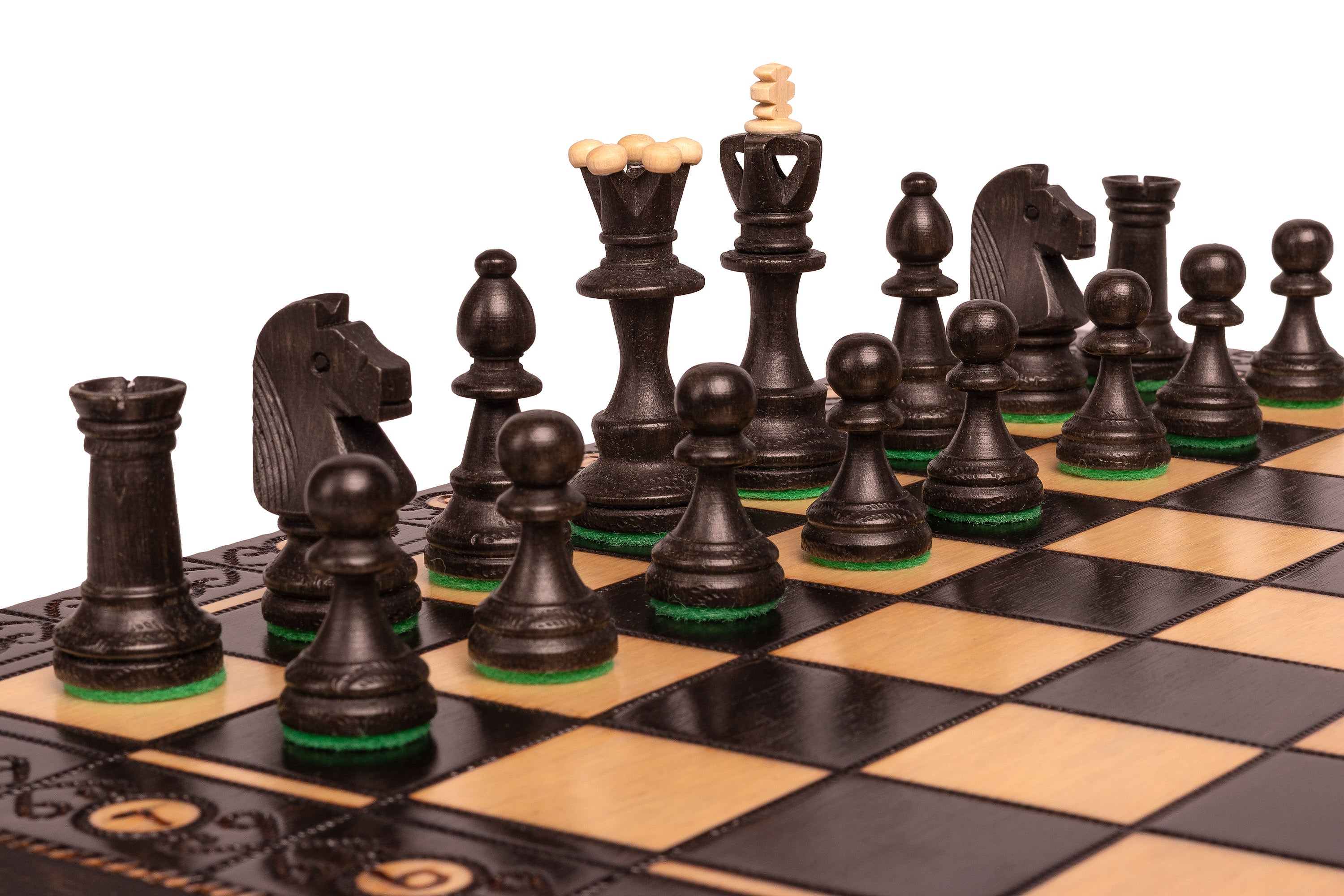 Holzschachspiel SENATOR 42×42 cm – geschnitzte Figuren, schwarz (König 80 mm, Spielanleitung, zusammenklappbar) - Holzschachspiel SENATOR 42×42 cm – geschnitzte Figuren, schwarz (König 80 mm, Spielanleitung, zusammenklappbar)