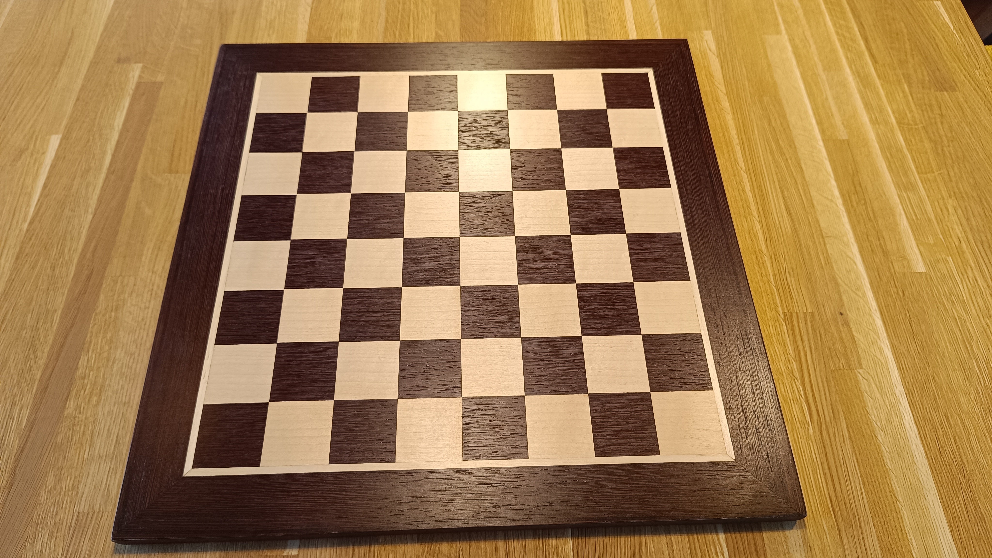 Tablero de ajedrez con marquetería de madera de wengué y sicómoro: tablero clásico de tamaño 4 sin coordenadas - Tablero de ajedrez con marquetería de madera de wengué y sicómoro: tablero clásico de tamaño 4 sin coordenadas