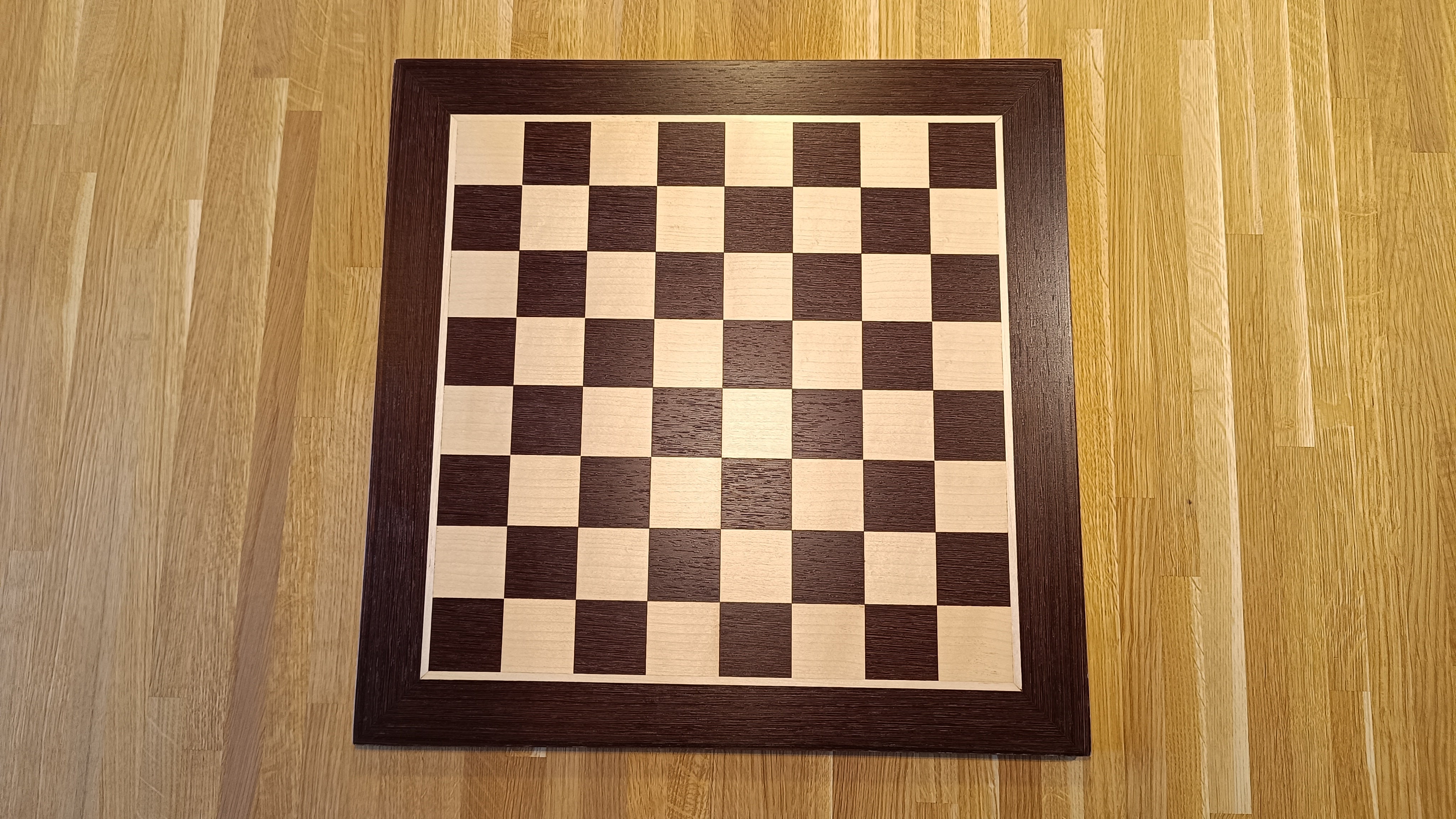 Tablero de ajedrez con marquetería de madera de wengué y sicómoro: tablero clásico de tamaño 4 sin coordenadas - Tablero de ajedrez con marquetería de madera de wengué y sicómoro: tablero clásico de tamaño 4 sin coordenadas