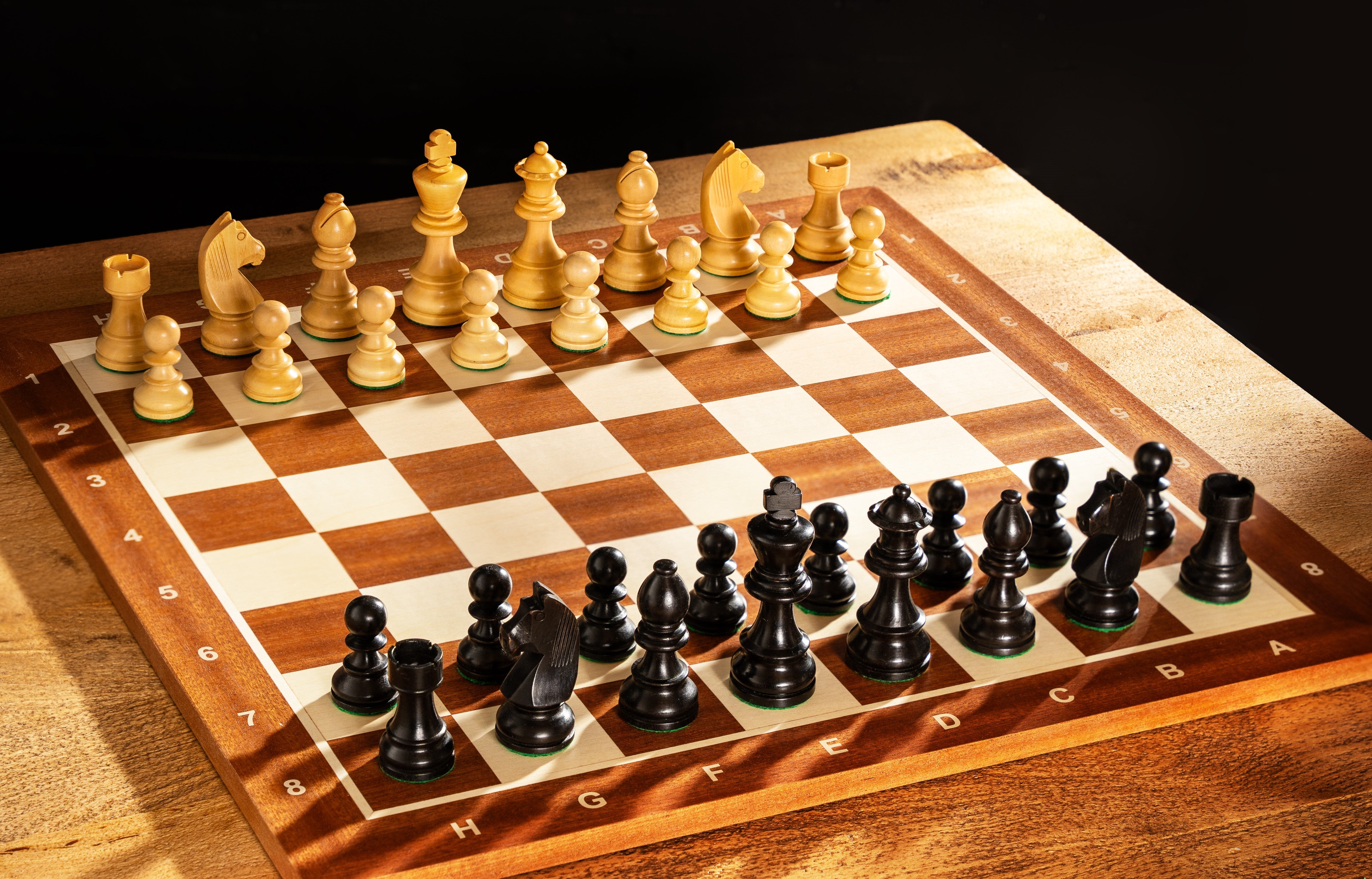 Échiquier avec coordonnées en marqueterie de bois d'acajou et sycomore + Pièces d'échecs Timeless Ebonized - Ensemble de taille 6 - bb93e1f30568c7f61e1e03191c94be75