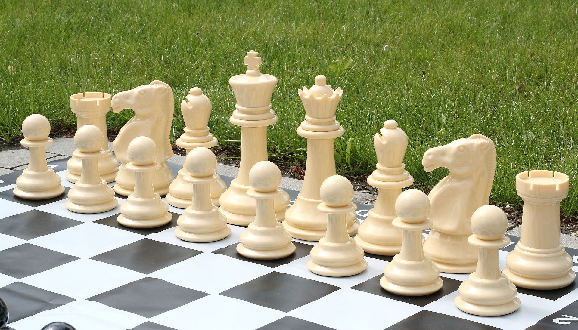 Kleines Outdoor-/Gartenschachspiel (König 20 cm) - Figuren + Vinyl-Schachbrett - Kleines Outdoor-/Gartenschachspiel (König 20 cm) - Figuren + Vinyl-Schachbrett