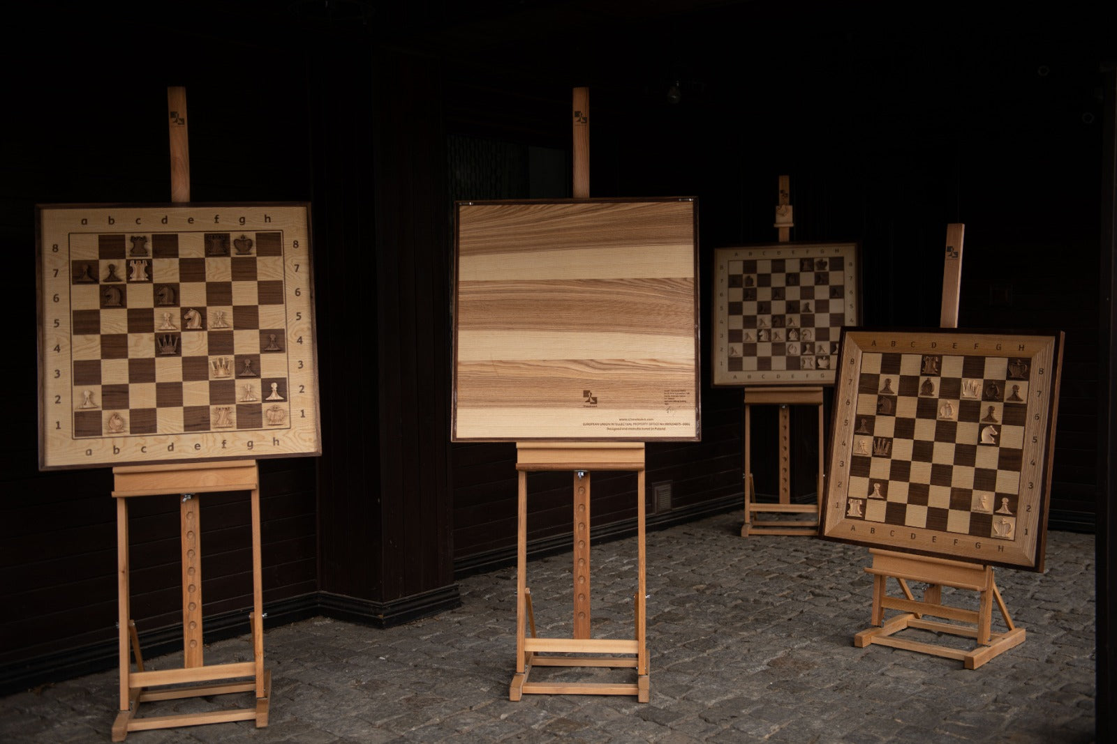 Marco / caballete de madera para un elegante tablero de ajedrez de demostración - Marco / caballete de madera para un elegante tablero de ajedrez de demostración