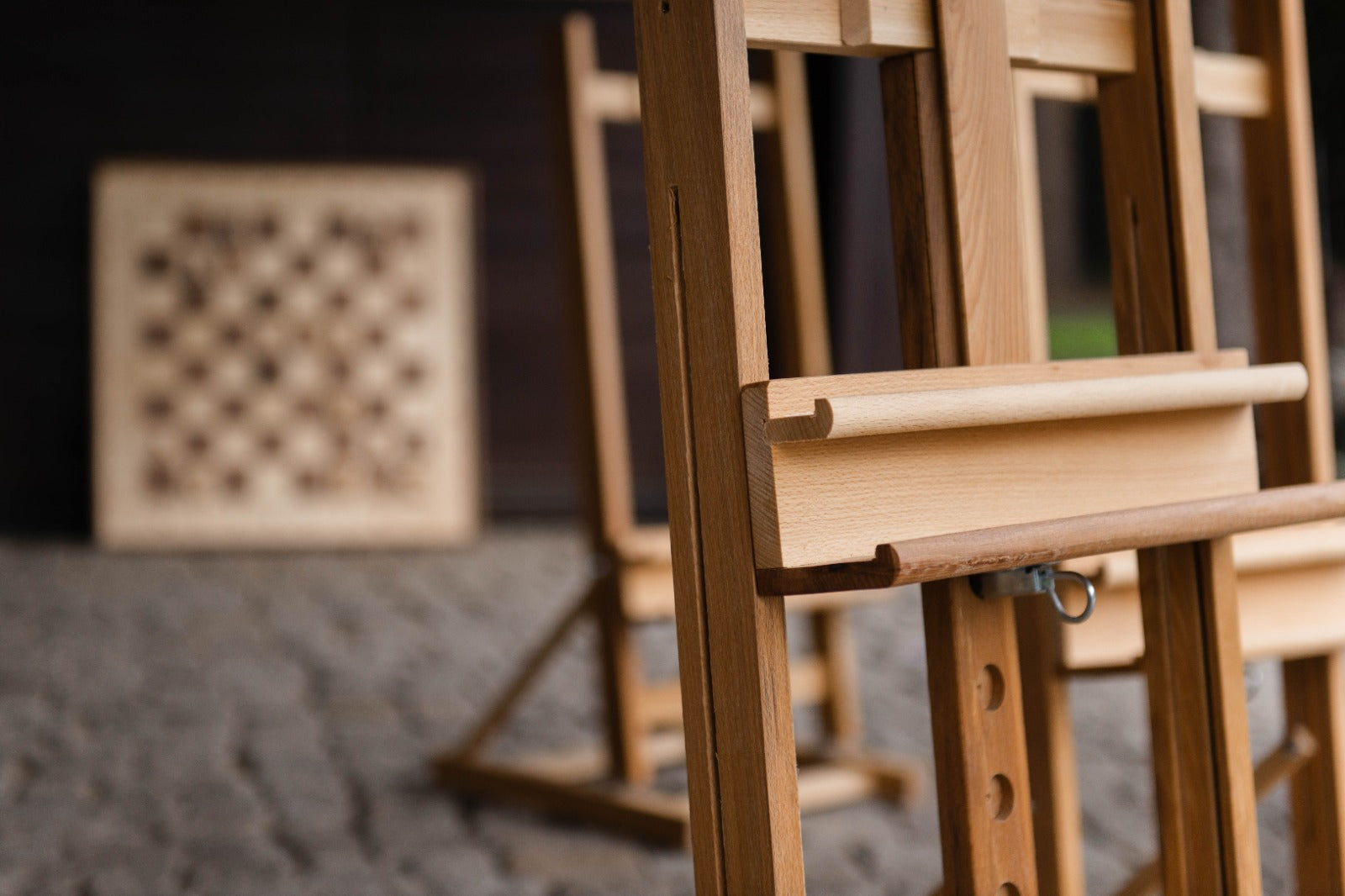Elegante juego de ajedrez de madera de exposición con soporte - Elegante juego de ajedrez de madera de exposición con soporte