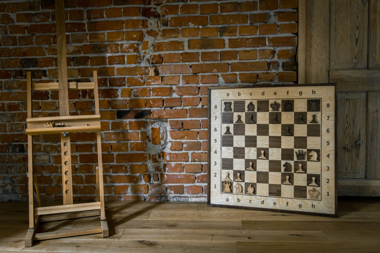 Elegante juego de ajedrez de madera de exposición con soporte - Elegante juego de ajedrez de madera de exposición con soporte