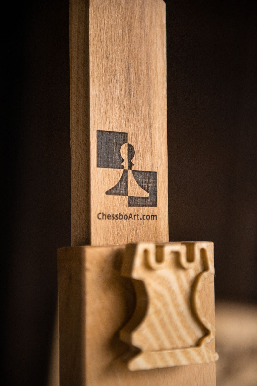 Elegante juego de ajedrez de madera de exposición con soporte - Elegante juego de ajedrez de madera de exposición con soporte