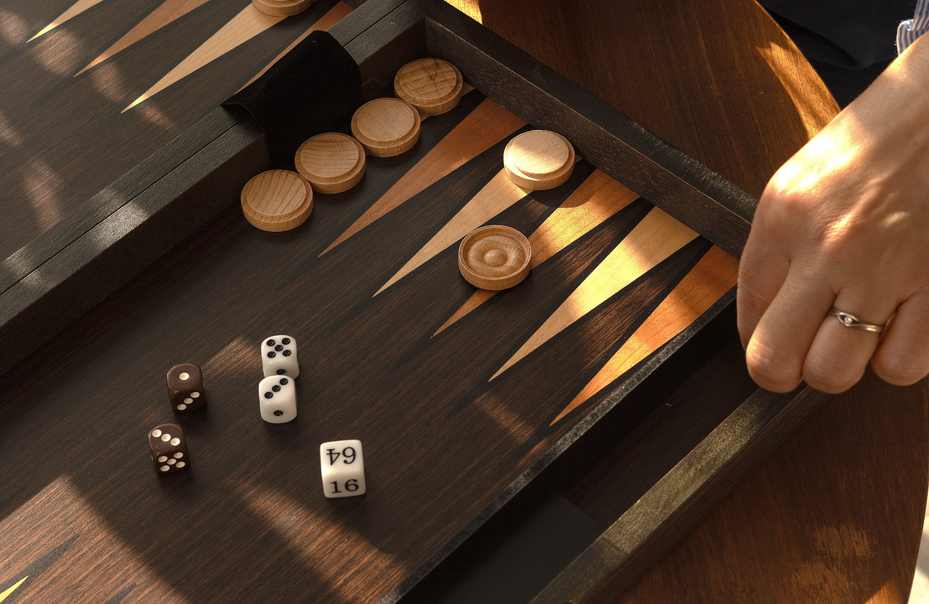 Backgammon dans un coffret en bois (52 x 43,5 cm) - Backgammon dans un coffret en bois (52 x 43,5 cm)