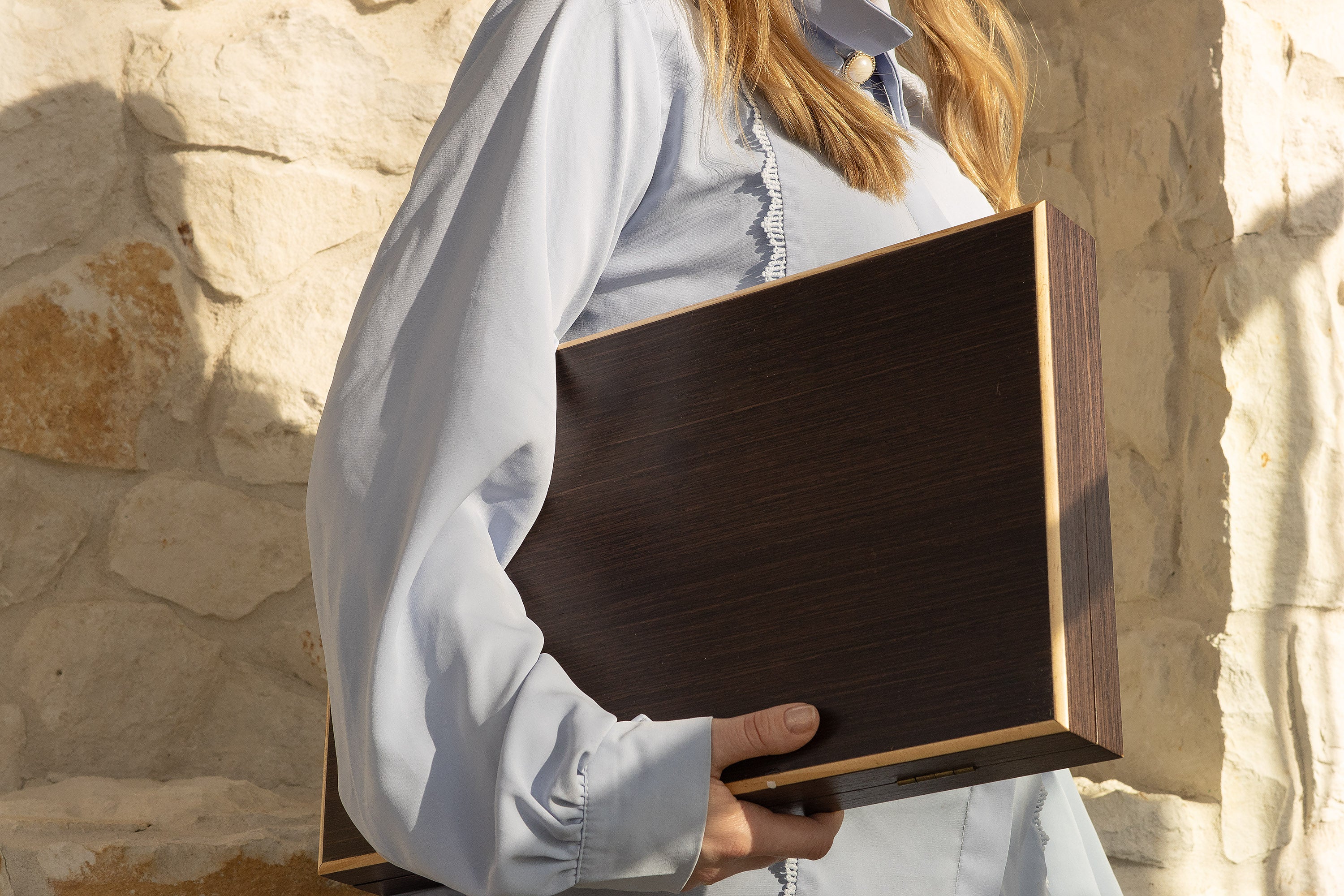 Backgammon dans un coffret en bois (52 x 43,5 cm) - Backgammon dans un coffret en bois (52 x 43,5 cm)