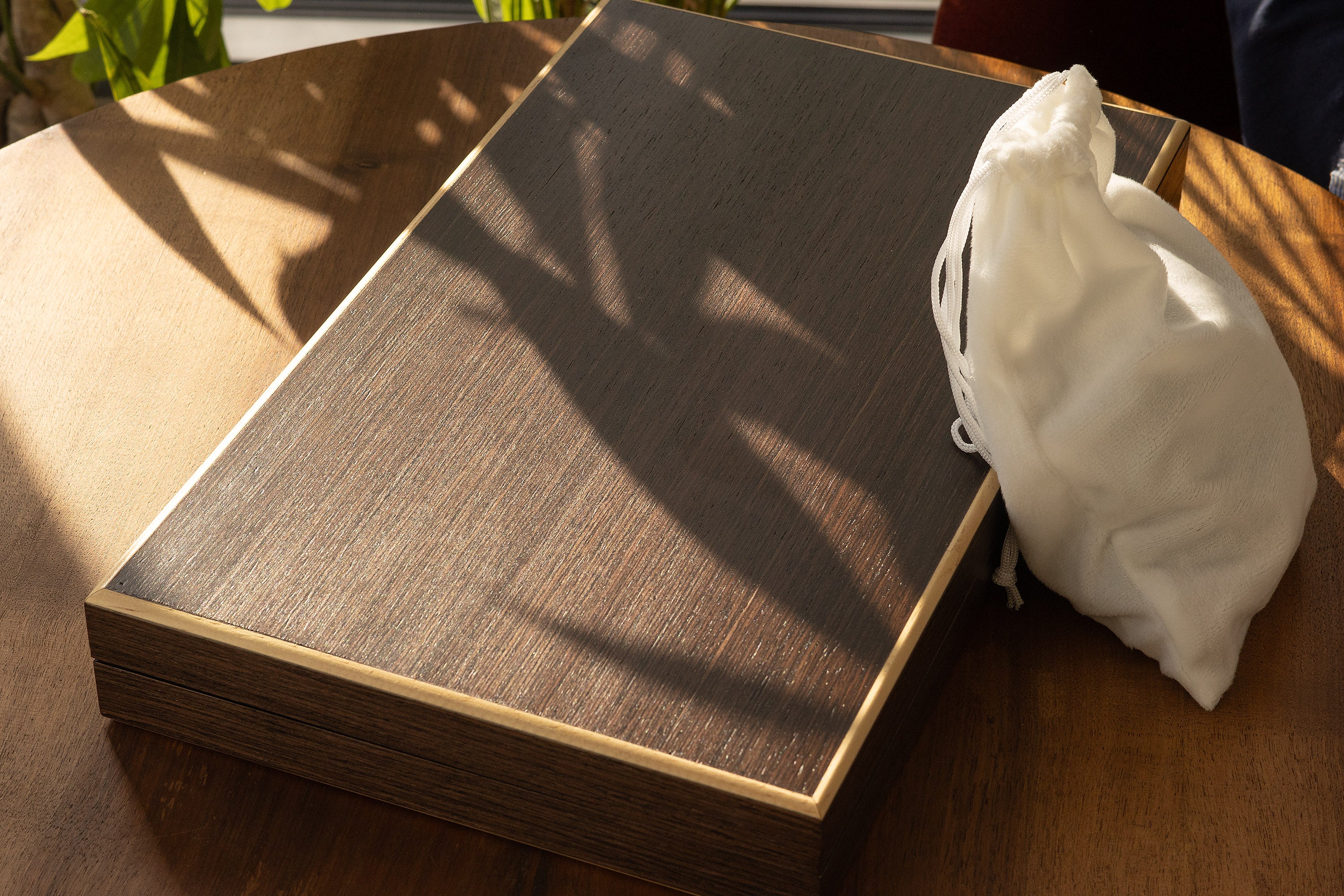 Backgammon dans un coffret en bois (52 x 43,5 cm) - Backgammon dans un coffret en bois (52 x 43,5 cm)