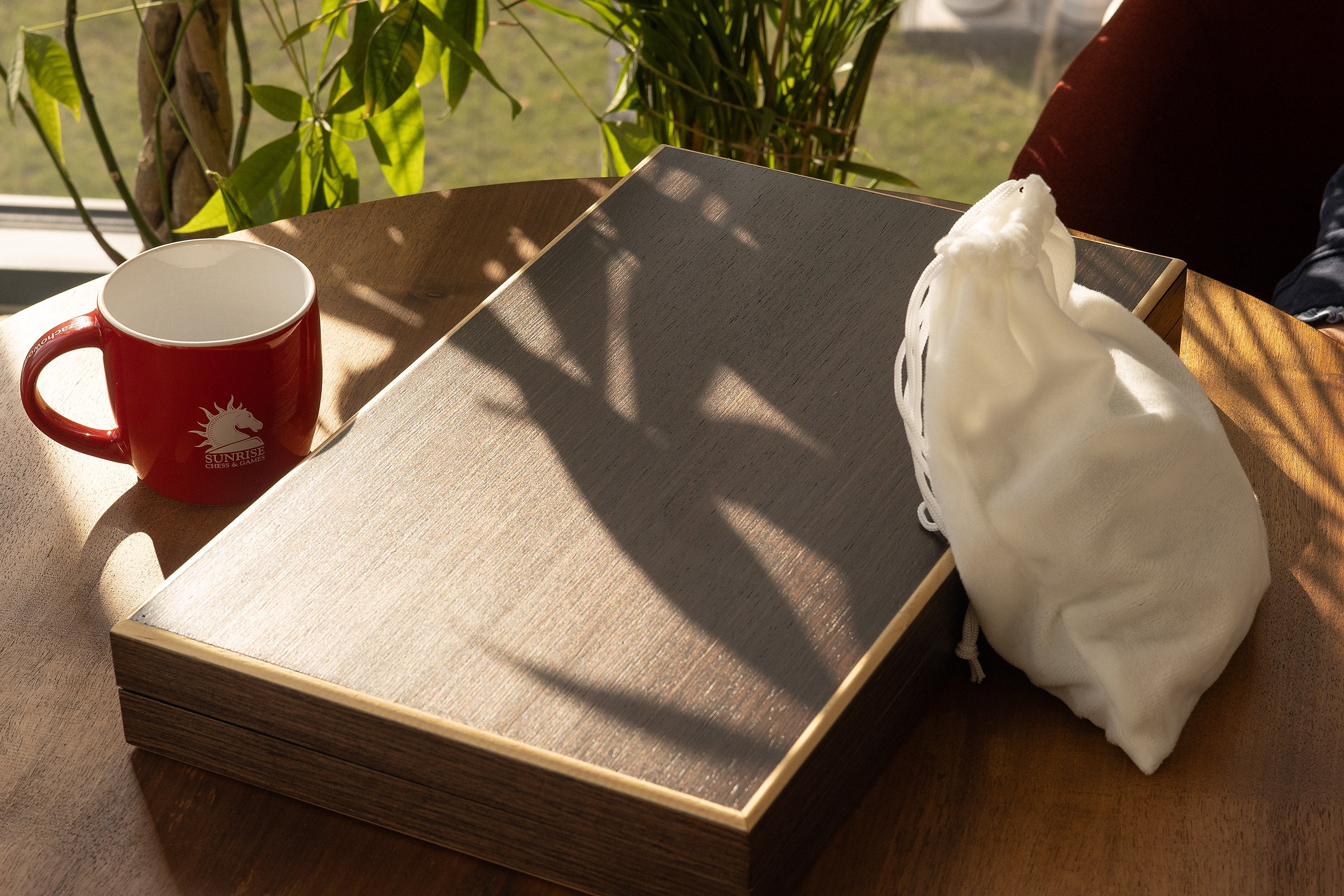 Backgammon dans un coffret en bois (52 x 43,5 cm) - Backgammon dans un coffret en bois (52 x 43,5 cm)