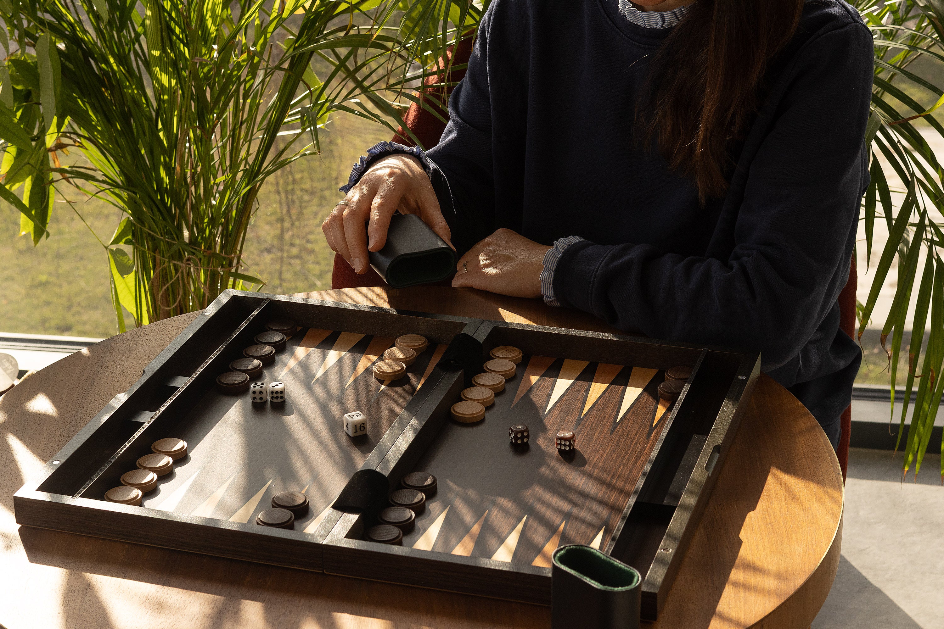 Backgammon dans un coffret en bois (52 x 43,5 cm) - Backgammon dans un coffret en bois (52 x 43,5 cm)