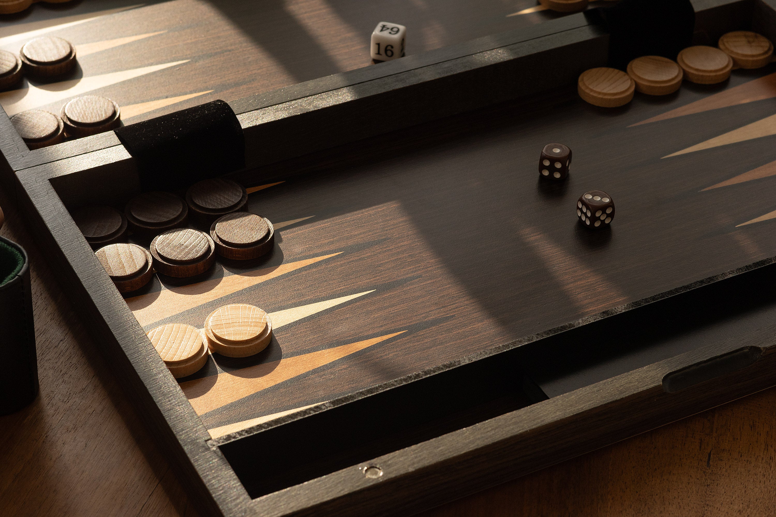 Backgammon dans un coffret en bois (52 x 43,5 cm) - Backgammon dans un coffret en bois (52 x 43,5 cm)
