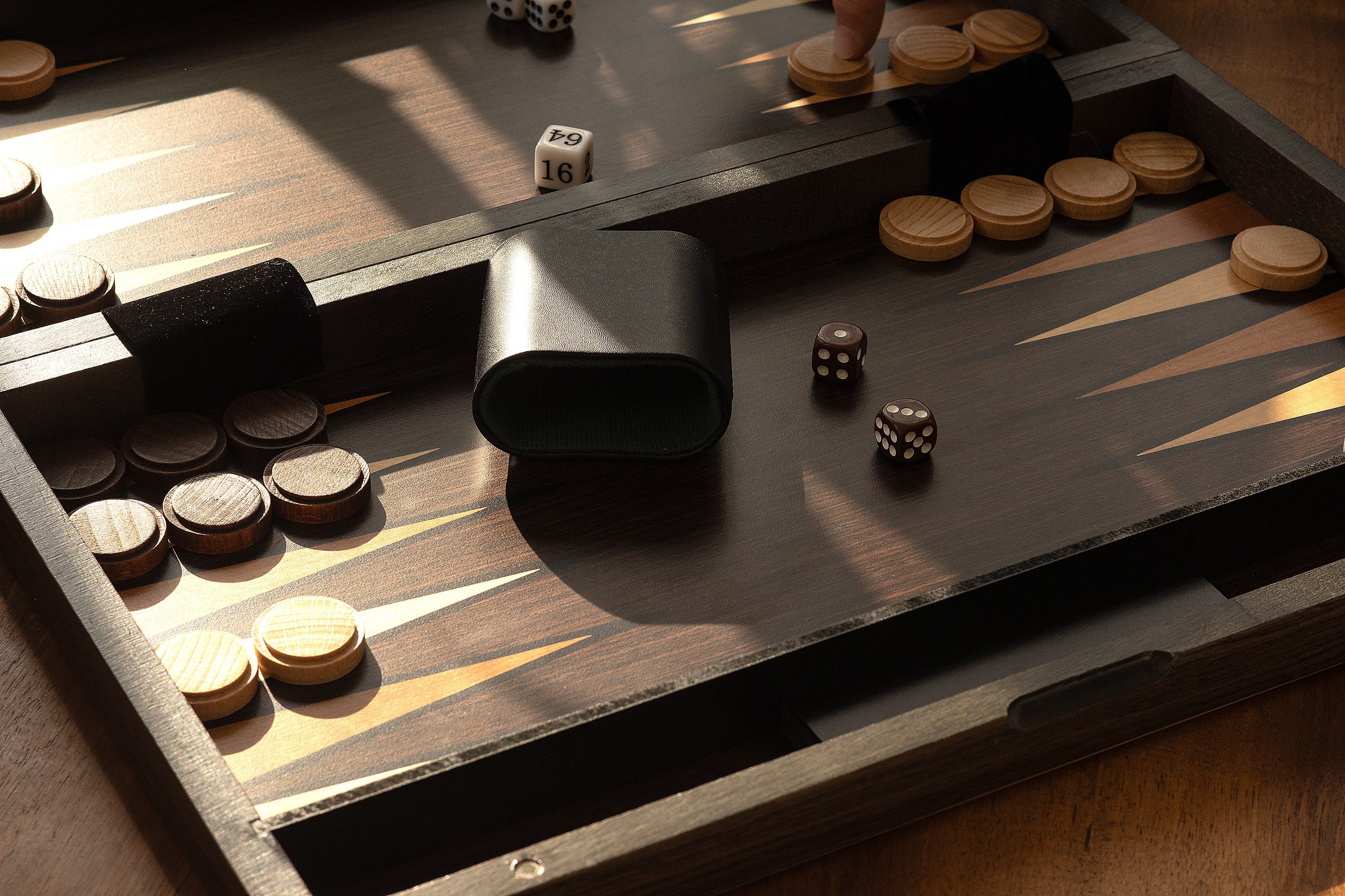Backgammon dans un coffret en bois (52 x 43,5 cm) - Backgammon dans un coffret en bois (52 x 43,5 cm)