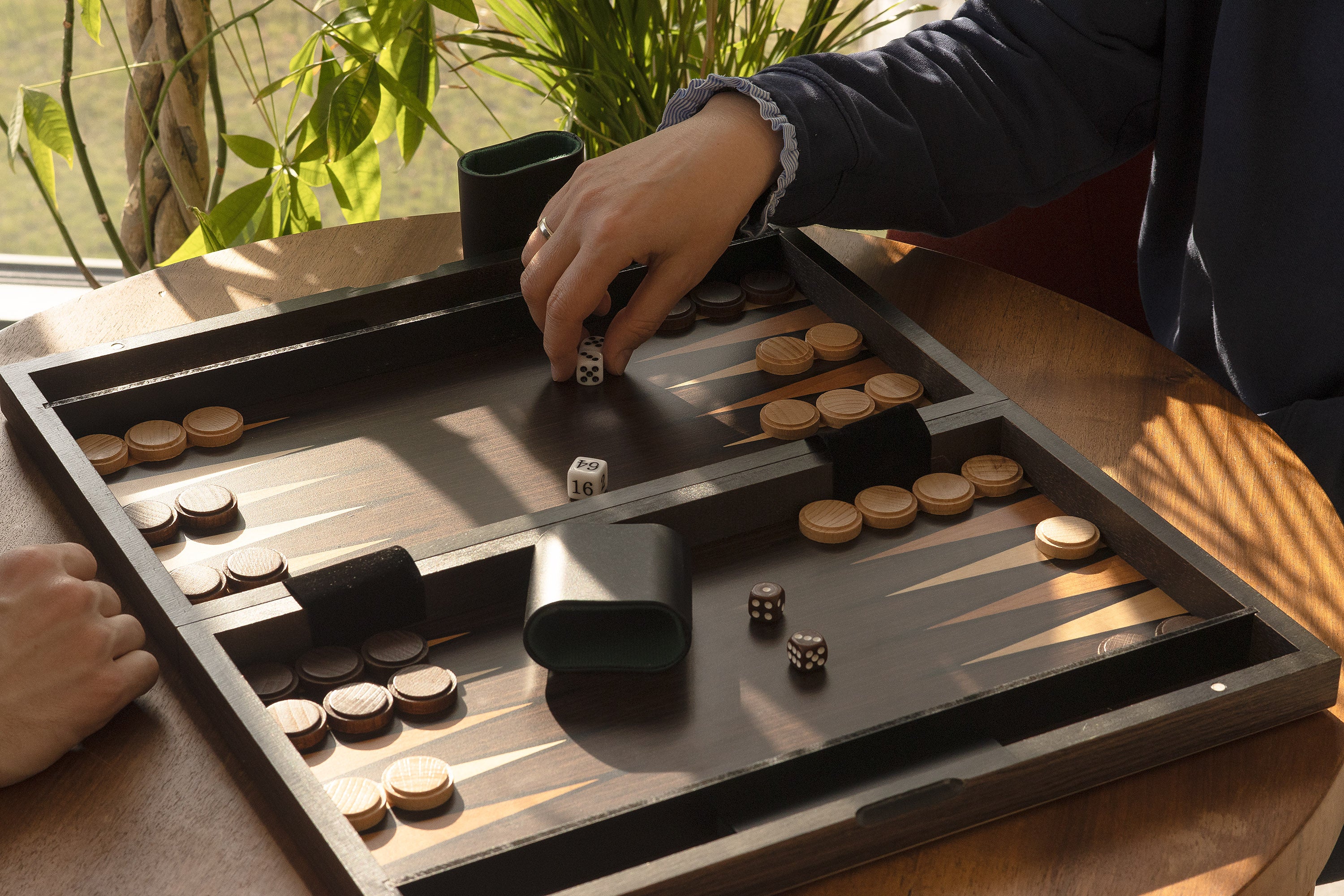 Backgammon dans un coffret en bois (52 x 43,5 cm) - Backgammon dans un coffret en bois (52 x 43,5 cm)