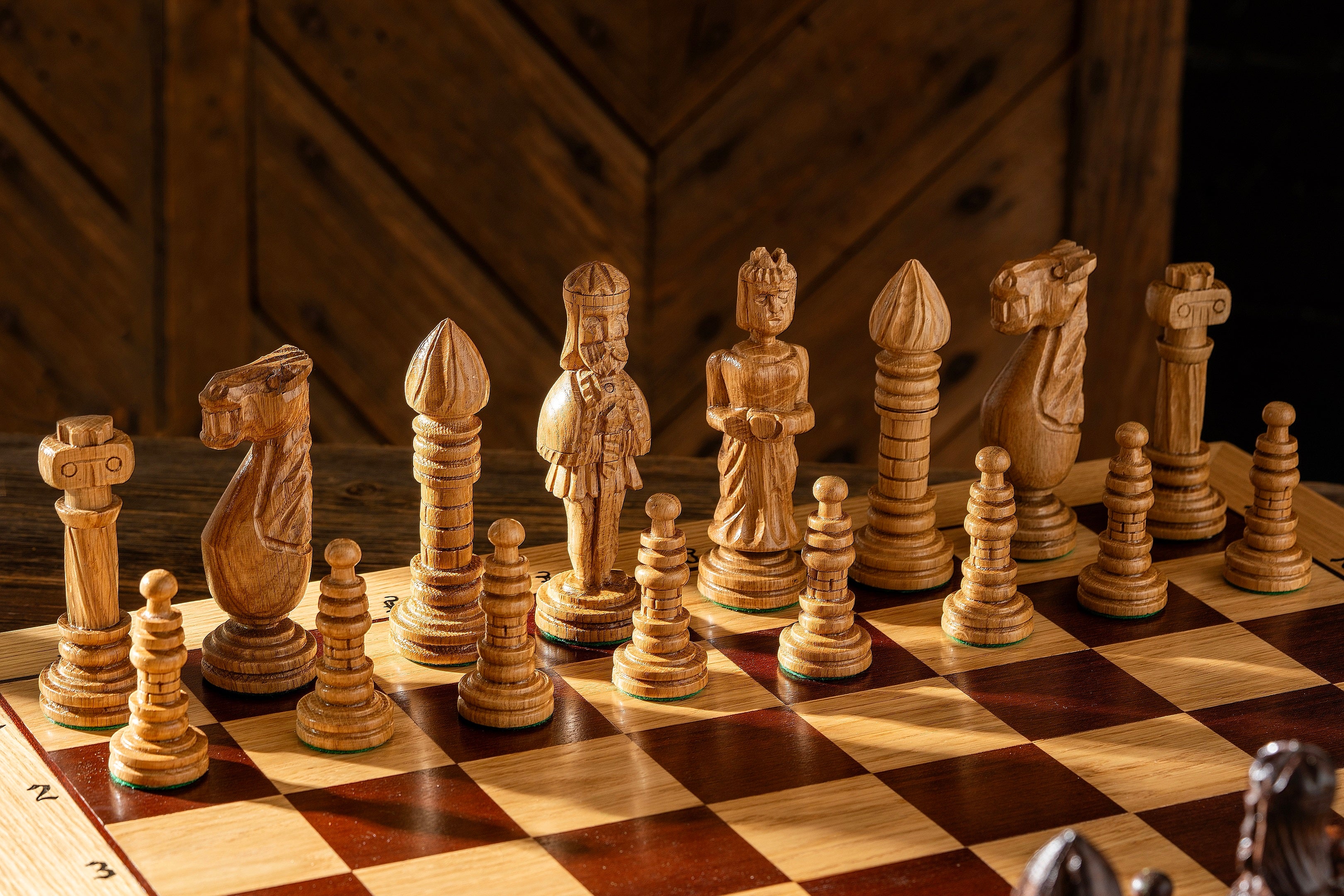 Großes Eichenschach mit geschnitzten Figuren aus Holz - 65 × 65 cm - Großes Eichenschach mit geschnitzten Figuren aus Holz - 65 × 65 cm