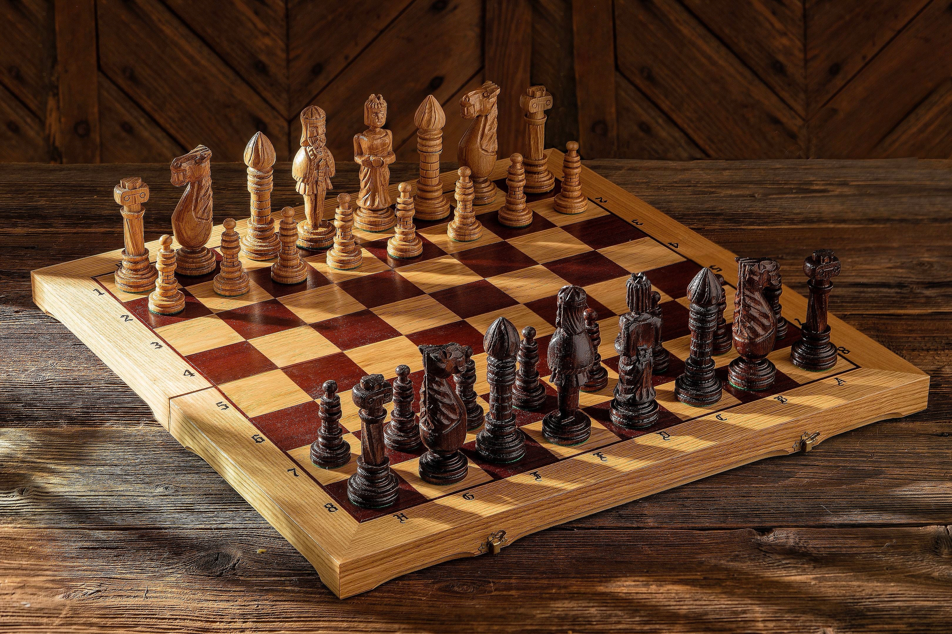 Großes Eichenschach mit geschnitzten Figuren aus Holz - 65 × 65 cm - Großes Eichenschach mit geschnitzten Figuren aus Holz - 65 × 65 cm