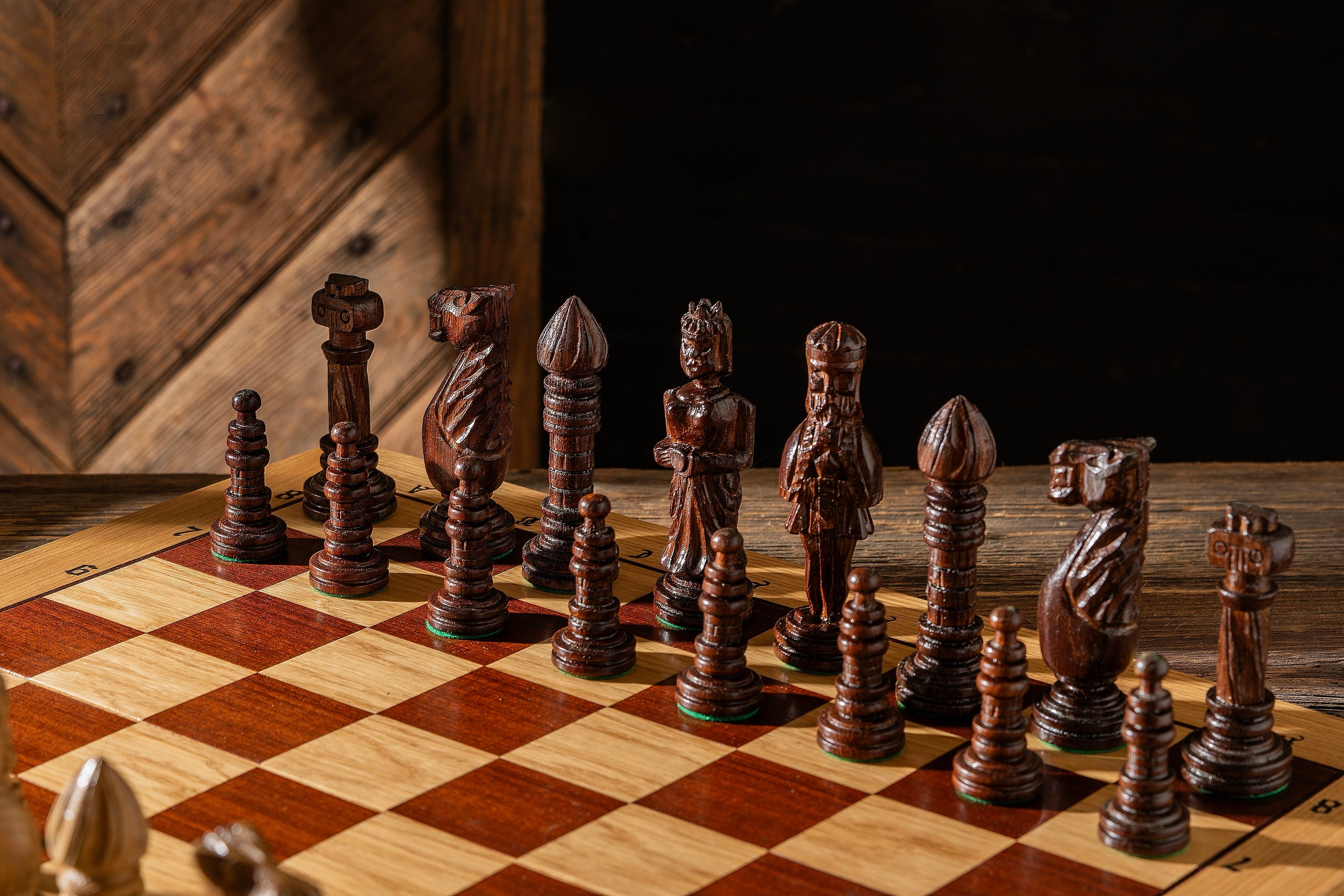 Großes Eichenschach mit geschnitzten Figuren aus Holz - 65 × 65 cm - Großes Eichenschach mit geschnitzten Figuren aus Holz - 65 × 65 cm