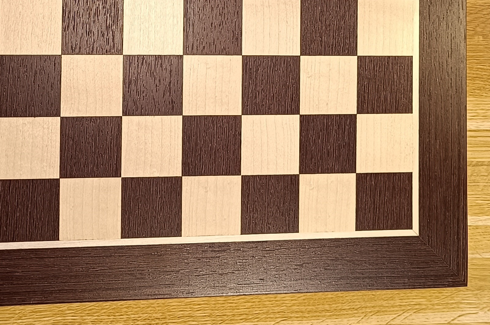 Tablero de ajedrez con marquetería de madera de wengué y sicómoro: tablero clásico de tamaño 4 sin coordenadas - Tablero de ajedrez con marquetería de madera de wengué y sicómoro: tablero clásico de tamaño 4 sin coordenadas