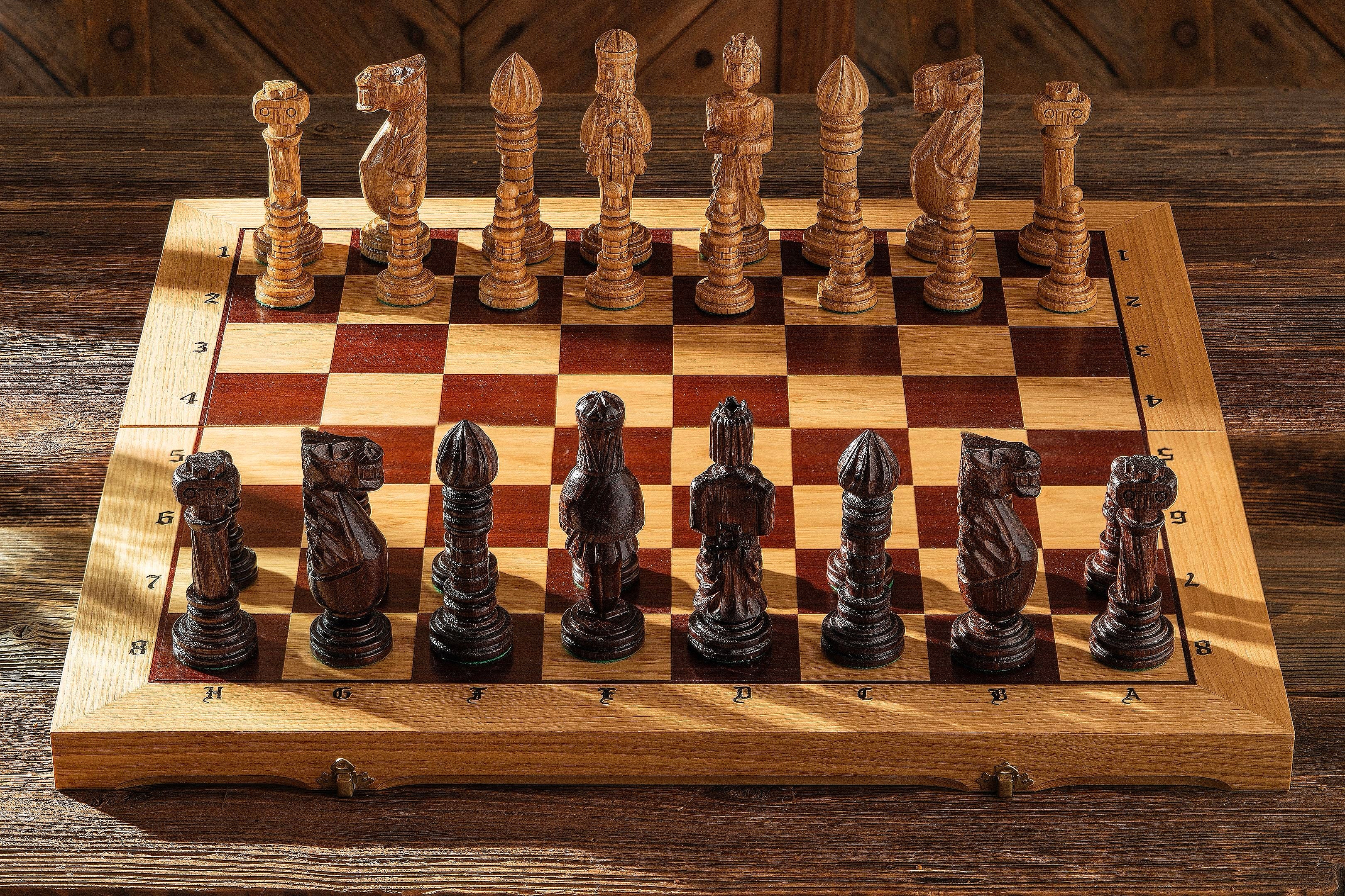 Großes Eichenschach mit geschnitzten Figuren aus Holz - 65 × 65 cm - Großes Eichenschach mit geschnitzten Figuren aus Holz - 65 × 65 cm