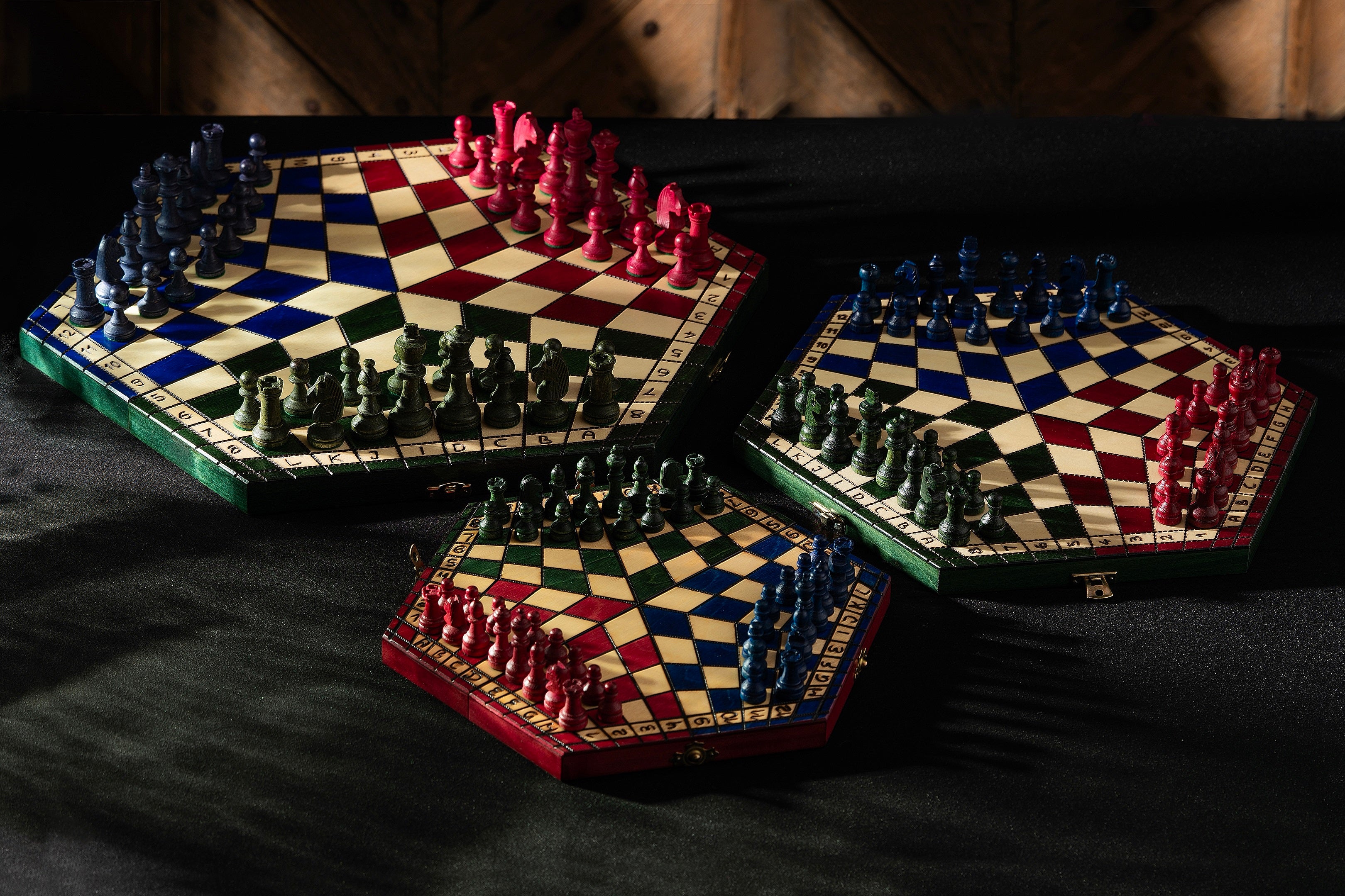 Juego de ajedrez para tres jugadores (32x28cm) tricolor - Juego de ajedrez para tres jugadores (32x28cm) tricolor
