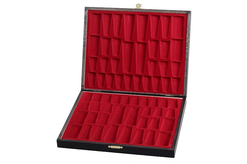 Eleganckie figury szachowe w czarnej drewnianej kasetce - Eleganckie figury szachowe w czarnej drewnianej kasetce