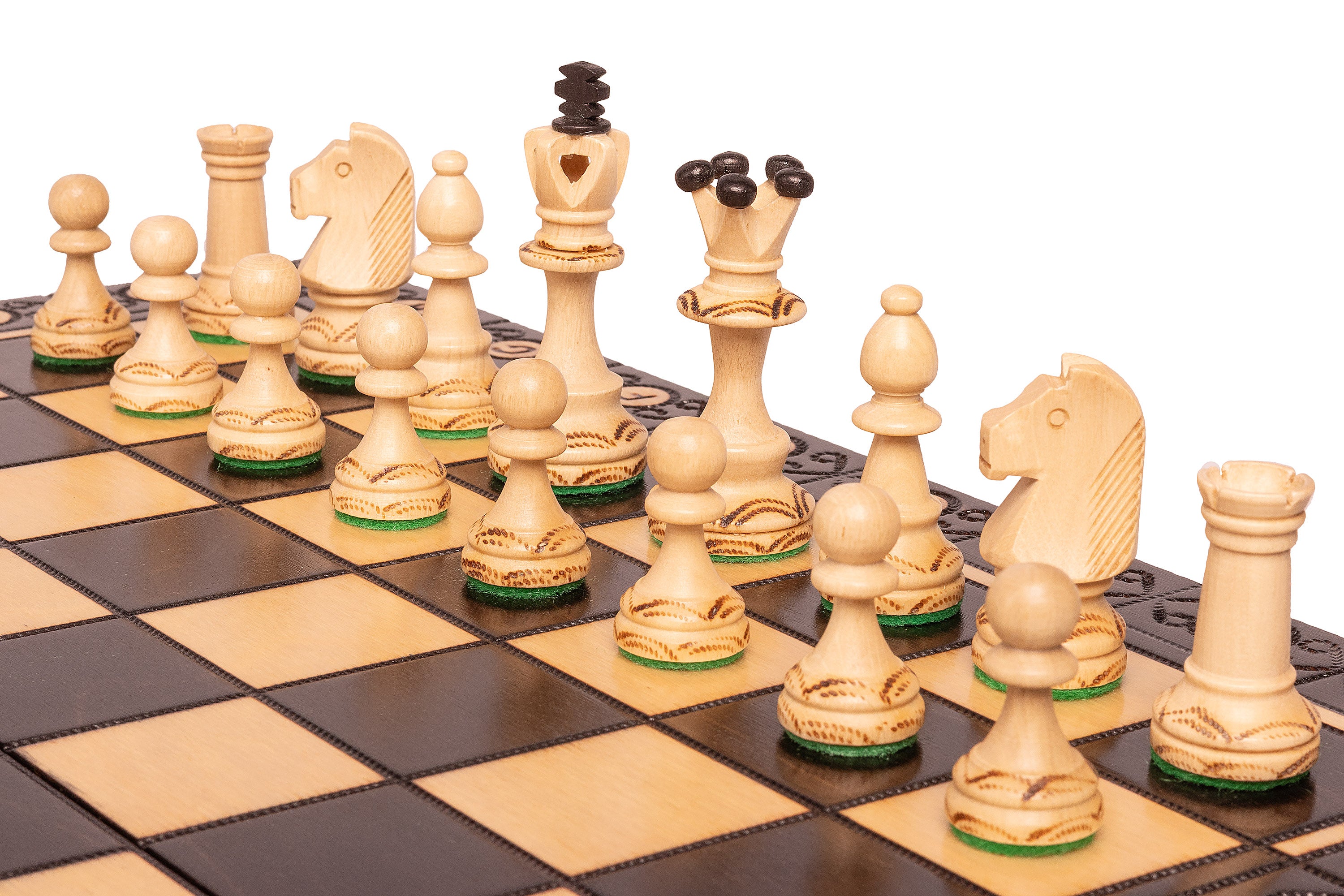 Holzschachspiel SENATOR 42×42 cm – geschnitzte Figuren, schwarz (König 80 mm, Spielanleitung, zusammenklappbar) - Holzschachspiel SENATOR 42×42 cm – geschnitzte Figuren, schwarz (König 80 mm, Spielanleitung, zusammenklappbar)