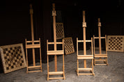 Elegante juego de ajedrez de madera de exposición con soporte