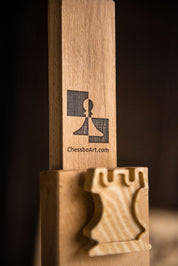 Elegante juego de ajedrez de madera de exposición con soporte