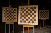 Elegante juego de ajedrez de madera de exposición con soporte